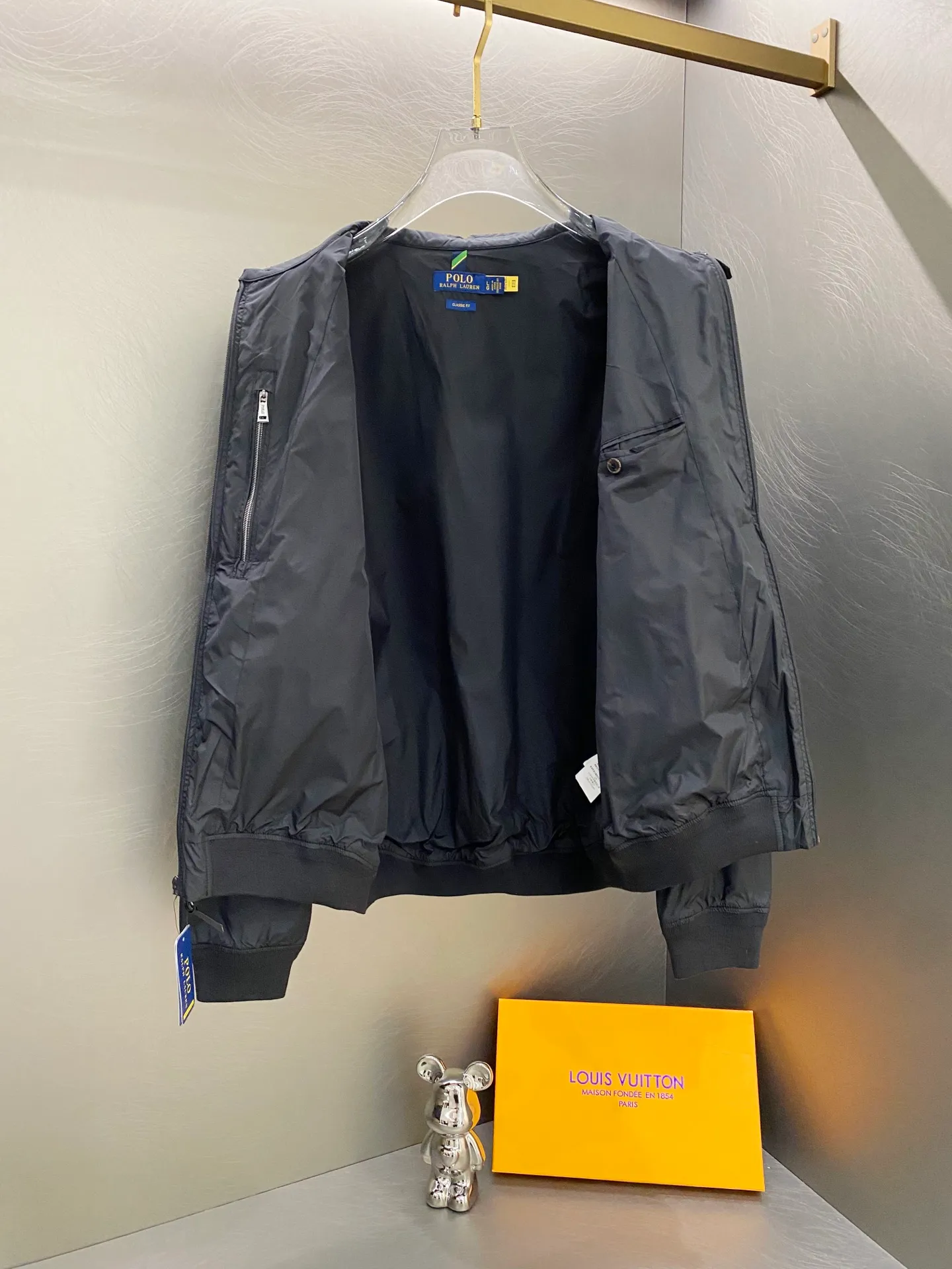 P370 Ralph Lauren classic solid color LOGO embroidered jacket. Original customer-supplied high-quality fabric. Ingredients: 100% T. Added three-proof technology. Windproof, waterproof and anti-fouling. The fabric is added with glue technology. The fabric surface is smooth, crisp and stylish. This style of clothing seems simple and unremarkable, but the workmanship is complex. There are many details. The small lanyard design of the inner pocket also achieves the same details as the original version. The hem and cuff threads are imported high-density high-speed threading machine. The overall tightness and style The pony embroidery on the chest is embroidered with an imported Behringer embroidery machine. The smaller the pattern, the smaller the pattern. It seems simple but is actually complicated! The ropes of the pony, the sticks and the contours of the horse all like the configuration of the embroidery machine. They are simple but not simple. They are made by foreign trade factories. The pockets are opened using a professional template machine. Small details such as threads are manually marked to ensure delivery quality that is unmatched by small workshops. Full clothing accessories and hardware, molded LOGO zipper pullers and horn buckle side LOGOs all require extremely high molds to achieve the effect. The leather head of the zipper puller is made of imported cowhide, which is soft and durable. Color: black (gray embroidery, black slider), dark blue (khaki embroidery, khaki slider)